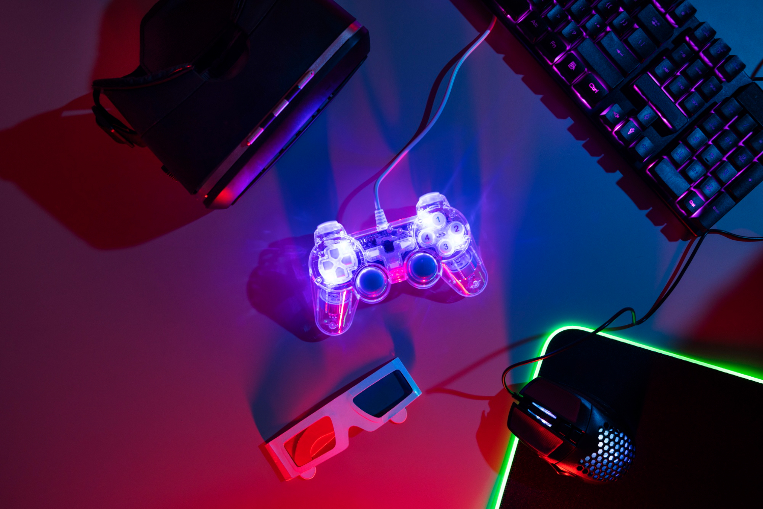 Em um poderoso computador com luzes neon, um jogador experiente